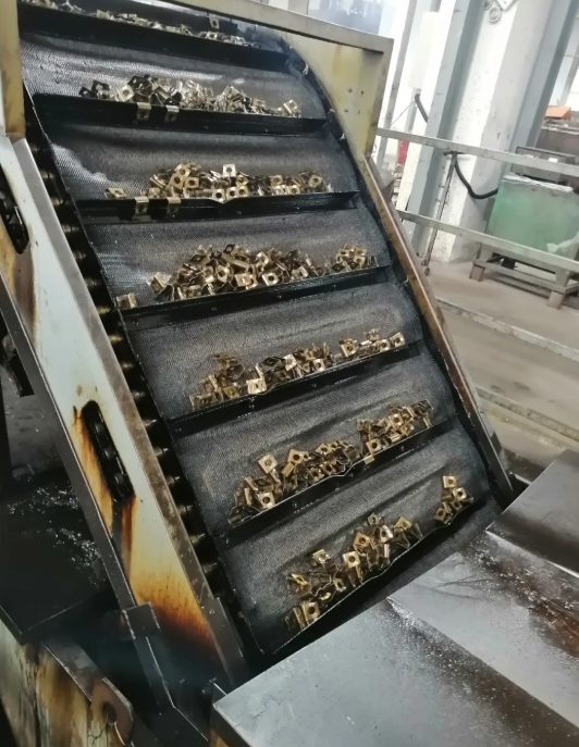 65Mn彈性夾片淬火處理(圖2) 65Mn彈性夾片淬火處理(圖2)