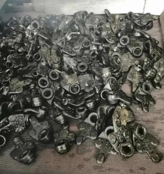 用網(wǎng)帶爐對(duì)45鋼左右球殼調(diào)質(zhì)處理(圖2) 用網(wǎng)帶爐對(duì)45鋼左右球殼調(diào)質(zhì)處理(圖2)