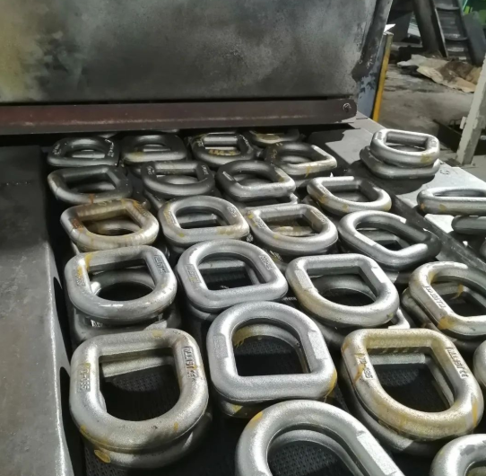 使用網帶爐對20CrMnTi合金吊環調質處理